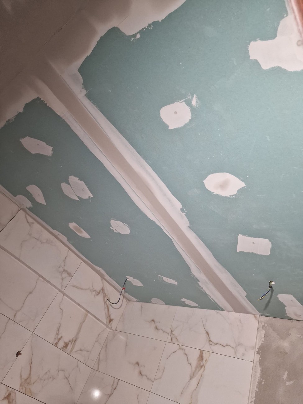 Teto em pladur hidrófugo numa casa de banho