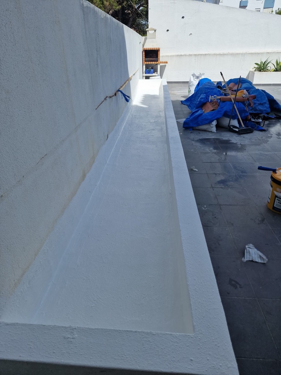 Floreira impermeabilizada e pintada de branco