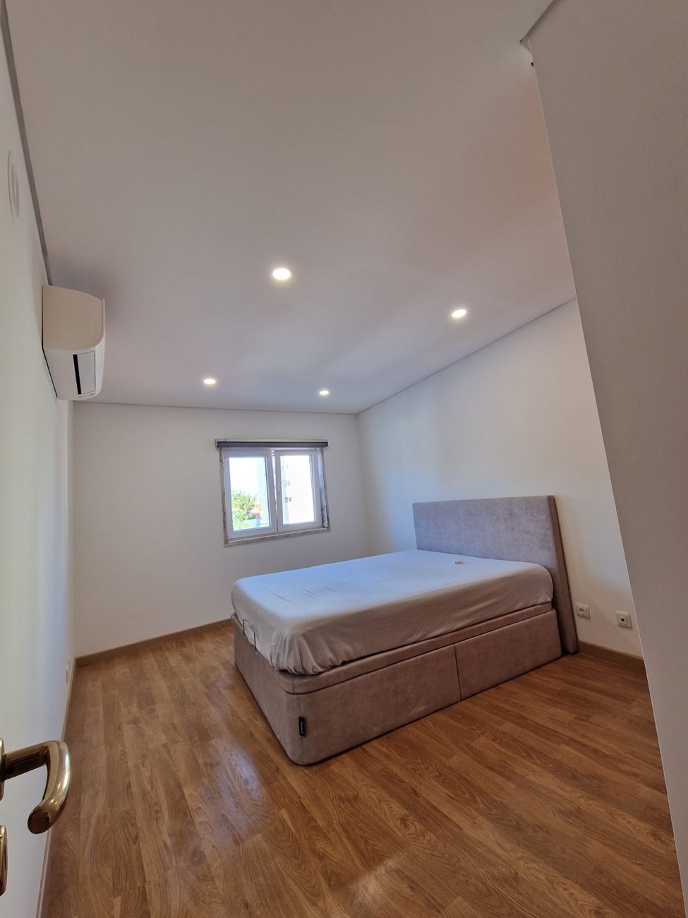 Quarto pronto com teto branco liso e cama