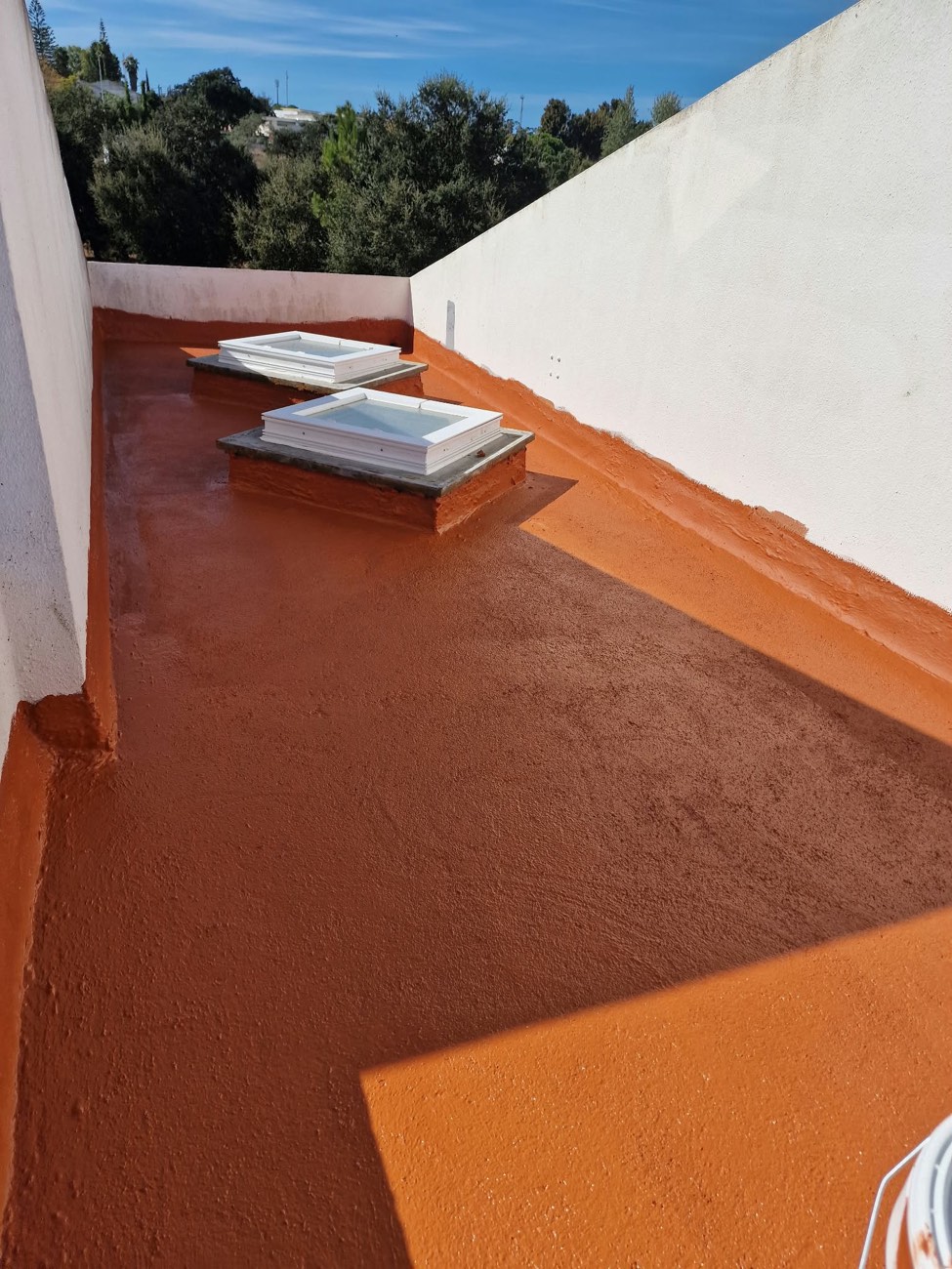Terraço com impermeabilização nova em tom terracota
