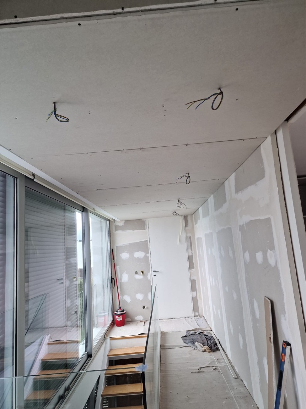 Paredes e teto em pladur numa casa moderna, antes da pintura