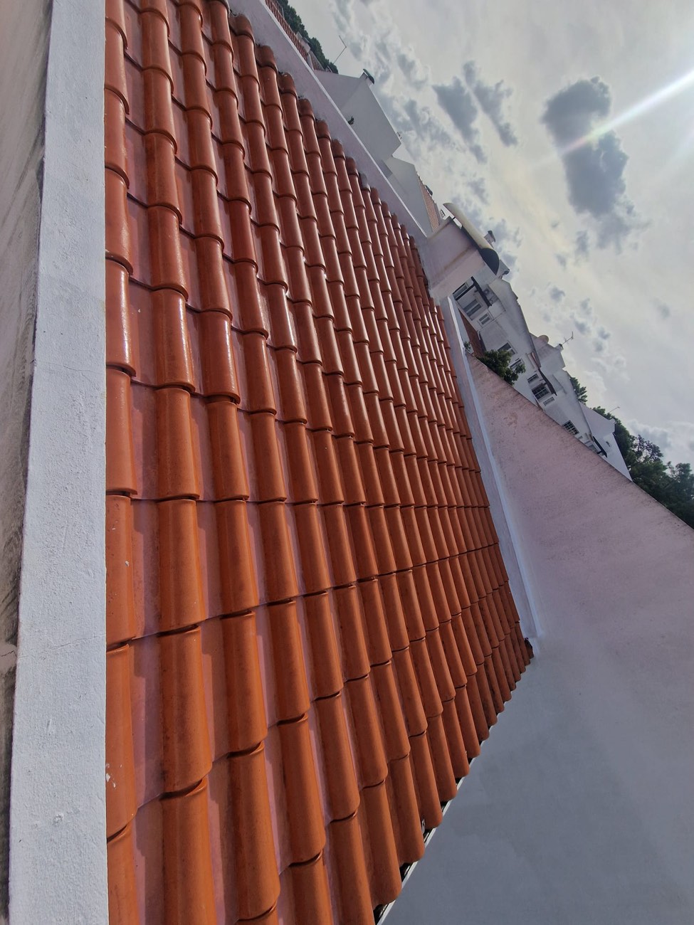 Telhado a meio da lavagem, com a parte limpa e a parte suja lado a lado